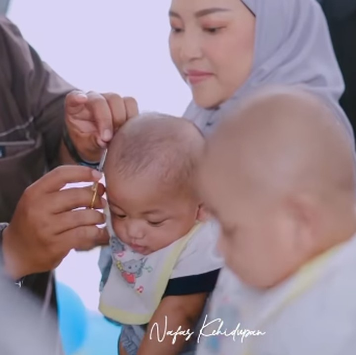 <p>Tidak sedikit netizen yang mengungkapkan doanya untuk Raffi dan Raffa, Bunda. Mereka berharap Si Kecil tumbuh menjadi anak yang saleh dan selalu diberikan kesehatan. "<em>Barakallah</em>, sehat-sehat ya si kembar," ungkap seorang netizen dengan menyisipkan emotikon hati. "<em>MasyaAllah</em>, semoga menjadi anak saleh, <em>aminn aminn aminn ya rabbalalamin</em>," doa netizen lainnya. (Foto: Instagram: @nina_mpokalpa)</p>