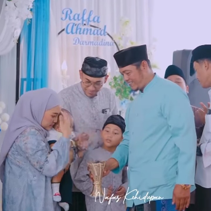 <p>Beberapa waktu lalu, Mpok Alpa baru saja mengadakan acara akikah putra kembarnya. Acara turut digelar dengan mendatangkan marawis, anak yatim, hingga tarian Sufi. (Foto: Instagram: @nina_mpokalpa)</p>
