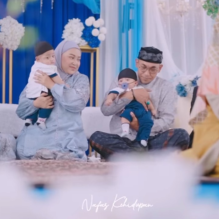 <p>Raffi dan Raffa tampil menggemaskan dengan setelan baju koko warna putih dan biru dongker. Keduanya juga terlihat tampan mengenakan peci warna hitam. Ketika rambutnya digunting, Raffi dan Raffa tampak sangat tenang di gendongan sang Bunda. Gemas banget, ya. (Foto: Instagram: @nina_mpokalpa)</p>