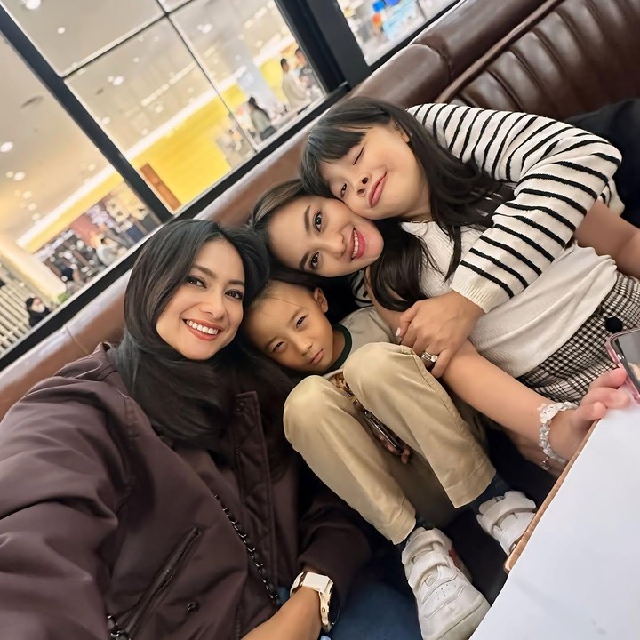 <p>Kakak beradik Rini Yulianti dan Ririn Ekawati sering <em>hangout</em> bareng di sela-sela kesibukannya, Bunda. Tidak hanya berdua, mereka turut mengajak anak-anaknya, Abigail Cattleya dan Xavier Young Min Ha. (Foto: Instagram: @riniyulianti)</p>