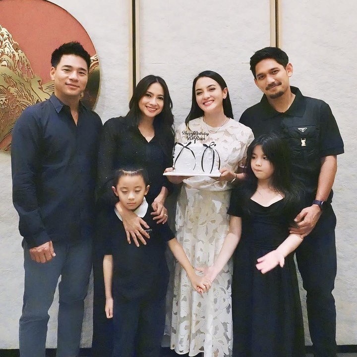 <p>Ketika merayakan ulang tahun Ririn Ekawati, terlihat Xavier dan Cattleya berpose sambil bergandengan tangan, nih. Gemas banget ya, Bunda! (Foto: Instagram: @riniyulianti)</p>