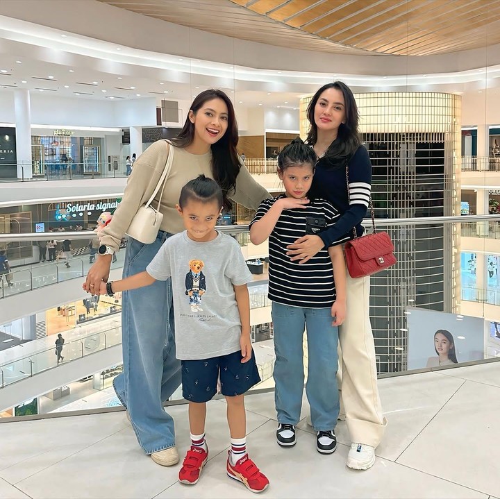 <p>"Sehat-sehat semua anak ganteng dan anak cantik," ungkap seorang netizen. "Aaaaa, keren-keren banget sih <em>MasyaAllah</em> cantik-cantik dan ganteng banget kesayangan aku," kata netizen lainnya. (Foto: Instagram: @riniyulianti)</p>