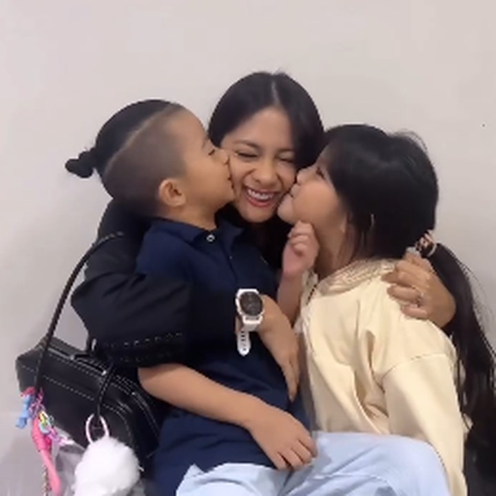 <p>"Yang selalu bikin <em>happy</em> dan bikin pusing. Kadang akur, ya kadang berantem. Untungnya baikkannya juga cepat. Saling sayang selalu ya anak-anakku," tulis Rini seraya menyisipkan emotikon hati dan pelukan. (Foto: Instagram: @riniyulianti)</p>