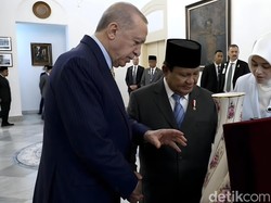 Video Prabowo Beri Erdogan Cendera Mata Senapan hingga Keris