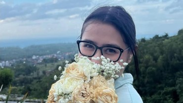 img-title Terpopuler: Pelukan Nia Ramadhani & Raffi Ahmad Vs Prilly Latuconsina Dapat Bunga Nikah