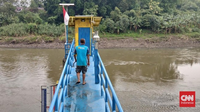 Salah satu petugas yang diberhentikan, Joko Widodo mengaku mendatangi kantor usai dapat surat pemberhentian. Joko ke kantor mengambil honor Desember Rp600 ribu