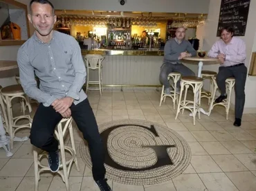img-title Resto Eks Gelandang MU Ryan Giggs Bangkrut, Disebut Pelit dan Bikin Resah