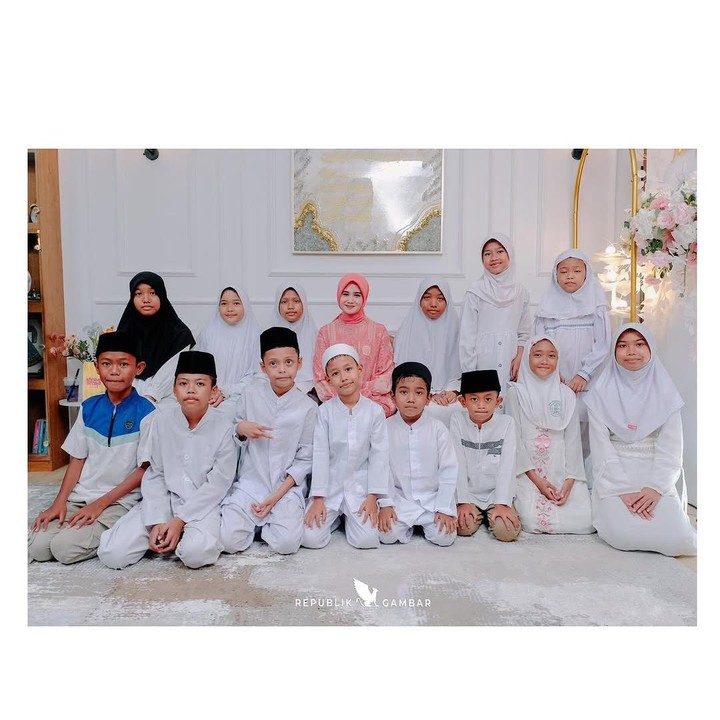 <p>Tidak hanya menggelar tasyakuran, Tissa dan keluarga juga mengadakan santunan anak yatim, Bunda. Anak-anak yang hadir pun kompak mengenakan pakaian serba putih. (Foto: Instagram: @tissabiani)</p>