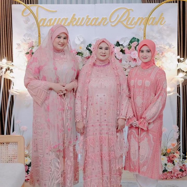 <p>Tissa dan keluarga tampil cantik mengenakan pakaian serba peach dan putih. Perempuan kelahiran tahun 2002 ini pun terlihat anggun kala mengenakan hijab. (Foto: Instagram: @tissabiani)</p>