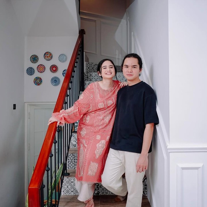 <p>Tissa memilih kombinasi warna putih dan tosca pada beberapa ruangan. Bahkan, keramik yang digunakan pun memiliki motif yang anti-mainstream. (Foto: Instagram: @tissabiani)</p>