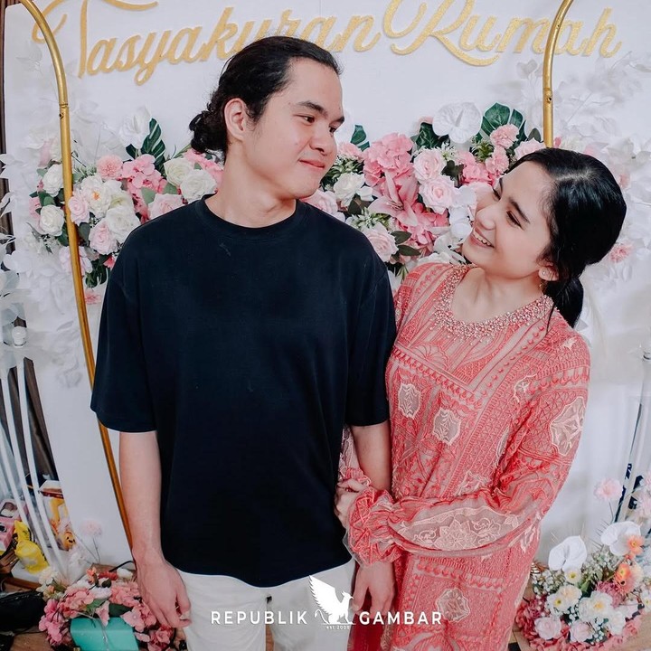 <p>Sang kekasih Dul pun terlihat hadir dalam acara tersebut. Dul tampil mendampingi Tissa dengan pakaian kasual atasan hitam dan bawahan putih. Foto: Instagram: @tissabiani</p>