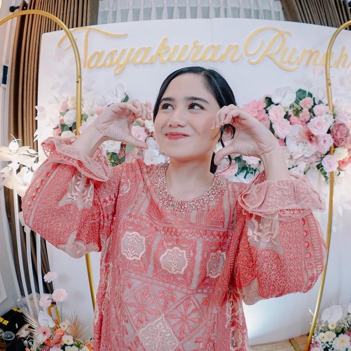 <p>Banyak netizen yang mendoakan agar rumah barunya ini menjadi rumah ternyaman untuk Tissa dan keluarga. "Selamat Mbak <em>@tissabiani</em>, semoga berkah dan dilindungi Allah SWT," ungkap seorang netizen. "Selamat ya Tissa, semoga menjadi rumah ternyaman untuk pulang bagi keluarga kecilmu nanti," doa netizen lainnya. (Foto: Instagram: @tissabiani)</p>