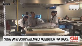 VIDEO: Sensasi Makan Sashimi Sambil Nonton Belah Ikan Tuna Raksasa