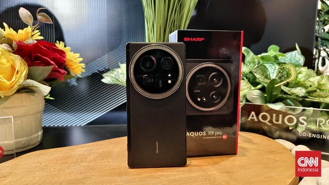 Sharp Aquos R9 Pro dijual Rp17,9 juta, sementara Sense9 dibanderol Rp6,19 juta.