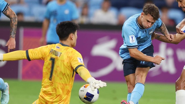 Pemain Timnas Indonesia Pratama Arhan cetak assist saat Bangkok United bermain imbang dramatis 2-2 melawan Sydney FC dalam laga AFC Champions League Two.