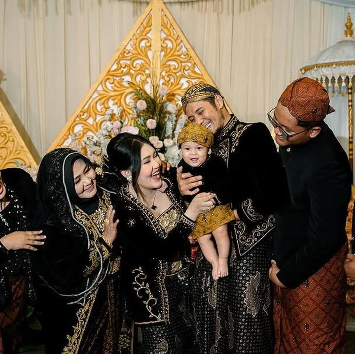 <p>"Tedhak siten baby Agham," tulis Via Vallen dengan menyisipkan emotikon hati saat mengunggah momen ini pada laman Instagram-nya. (Foto: Instagram: @viavallen)</p>