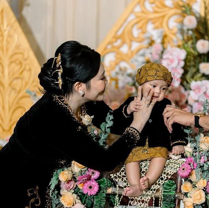 <p>Para netizen turut mendoakan agar Agham selalu diberikan kekuatan dalam menjalankan kehidupannya, Bunda. Tidak hanya itu, mereka pun berharap Si Kecil tumbuh menjadi anak yang sehat dan penuh impian. (Foto: Instagram: @viavallen)</p>