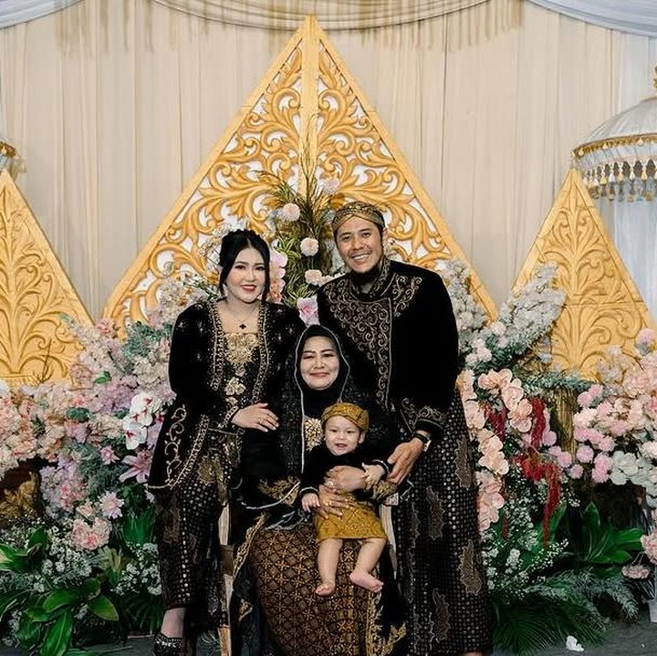 <p>"<em>Alhamdulillah</em> tedak siten Agham, dengan perjalanan hidup baru, penuh dengan harapan dan impian. Tumbuh sehat ya, Nak," ungkap seorang netizen. "Di awal Agham menginjak bumi pertama kali semoga diberikan kekuatan dalam menjalankan segala hal di kemudian hari," doa netizen lainnya. (Foto: Instagram: @viavallen)</p>
