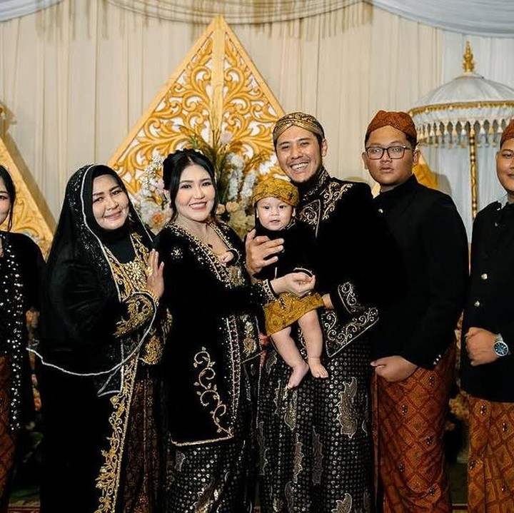 <p>Putra Via Vallen, Muhammad Raiden Agham Radia Al Arifin, lahir pada 7 Juli 2024, Bunda. Di usianya yang menginjak tujuh bulan, Via dan sang suami, Chevra Yolandi, pun mengadakan acara tedak siten. (Foto: Instagram: @viavallen)</p>