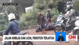 VIDEO: Jalan di Bekasi Amblas dan Licin, Pemotor Terjatuh