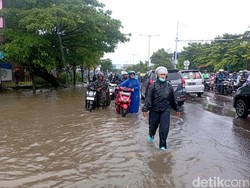 Banjir di Jalan Perintis Kemerdekaan Makassar Bikin Macet-Banyak Motor Mogok