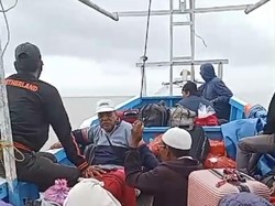 Jalan di Maros Macet karena Banjir, Warga Terpaksa Pakai Perahu ke Makassar