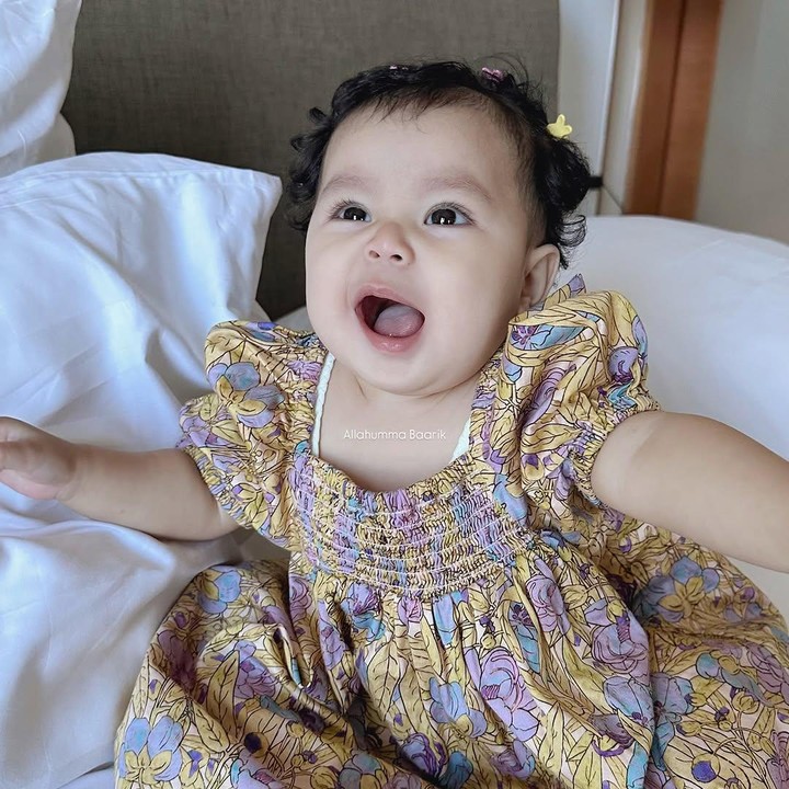 <p>Beberapa waktu lalu, Larissa Chou membagikan potret Alesha yang mengenakan dress bunga yang didominasi warna cokelat. Gayanya semakin gemas dengan jepitan warna-warni. (Foto: Instagram: @larissachou)</p>