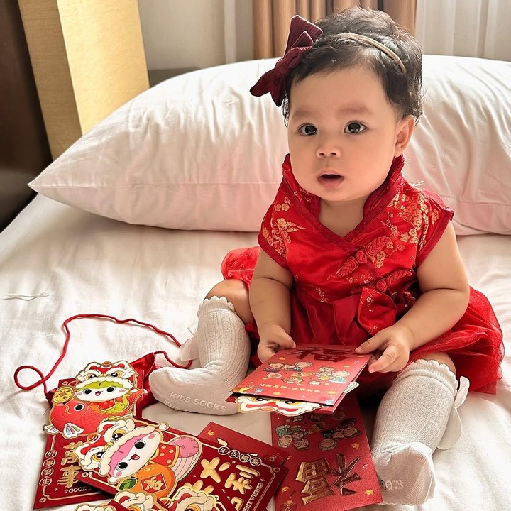 <p><em> "MasyaAllah</em> bonekaaaa," kata seorang netizen. "<em>MasyaAllah</em> bayi lucu banget sih," papar netizen lainnya. (Foto: Instagram: @larissachou)</p>