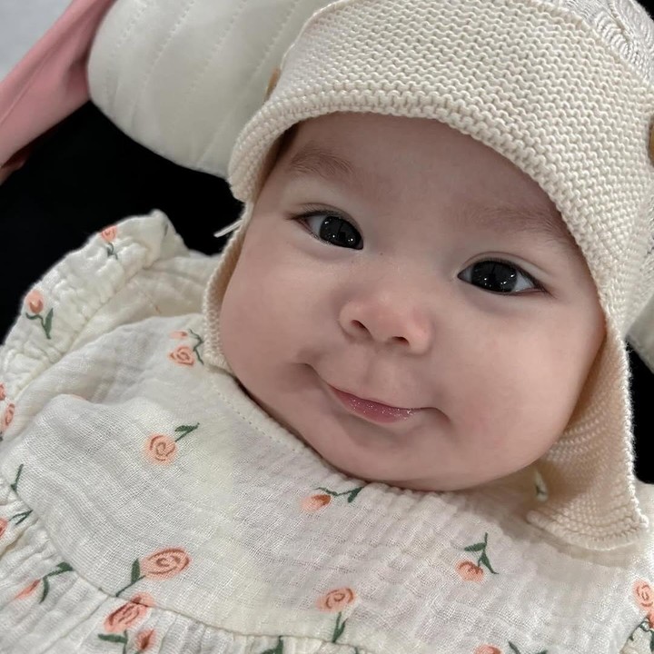 <p>Meski masih kecil, Alesha selalu tampil menggemaskan dengan <em>outfit</em> yang <em>fashionable</em>. Tidak jarang Si Kecil juga mengenakan aksesoris kepala seperti topi maupun jepitan. (Foto: Instagram: @larissachou)</p>