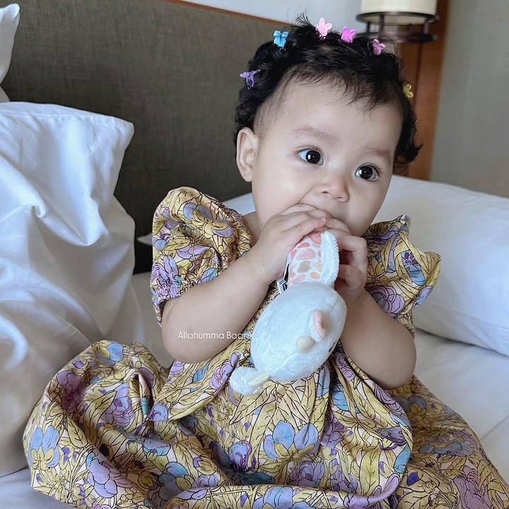 <p>"Bayiku sudah bisa pakai jepit rambut. Gemas. <em>MasyaAllah Tabarakallah</em>," tulis Larissa dengan menyisipkan emotikon hati. (Foto: Instagram: @larissachou)</p>