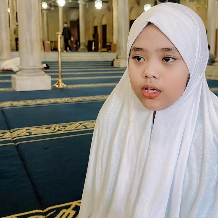<p>Maryam Nusaibah Abdullah putri sulung Oki Setiana Dewi turut menjadi seorang penghafal Al-Qur'an. Tidak hanya itu, dirinya juga sudah fasih berbahasa Arab, Bunda. "Setoran dulu, <em>guys</em>," tutur Maryam pada salah satu unggahan di media sosialnya. (Foto: Instagram: @maryam_husaibah_abdullah)</p>