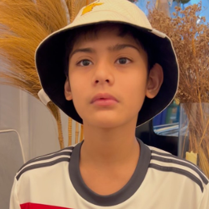 <p>Putra sulung Fairuz A Rafiq, King Faaz, termasuk salah satu anak artis yang mulai menghafal Al-Qur'an sejak usia dini, Bunda. Belum lama ini, dirinya pun menyetor hafalan surah Ar-Rum ayat 17-21. "Terima kasih Abang Faaz sayang sudah bacain surat ini. Ayat di surat ini mengingatkan aku kepada kamu banget istriku sayang. Semoga Allah jaga kita, semoga Allah bahagiakan kita dunia akhirat, dan sehidup sesurga ya istriku. Dan semoga Abang Faaz mencapai impian Abang menjadi pemimpin dalam keberkahan, ya," ungkap Ayah sambungnya, Sonny Septian. (Foto: Instagram: @sonnyseptian)</p>