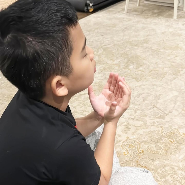 <p>Teuku Adam Al Fatih putra Shireen Sungkar dan Teuku Wisnu pun sudah diajarkan mengaji dan menjadi seorang penghafal Al-Qur'an sejak usia dini. Tidak hanya itu, Adam juga dibiasakan untuk salat ke masjid, Bunda. (Foto: Instagram: @shireensungkar)</p>