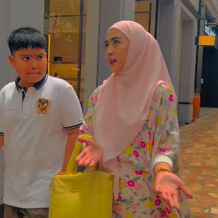 <p>Sultan Mahmoed Qusyairi putra April Jasmine dan Ustaz Solmed telah menjadi seorang penghafal Al-Qur'an sejak usia lima tahun. April pun selalu mendukung sang putra dan berdoa agar jalan sang putra selalu dimudahkan. "Semoga Allah SWT menjadikan Abang orang yang saleh, cerdas, dipermudah untuk menghafal Al-Qur'an lebih banyak lagi, panjang umur, dan sehat selalu. Semakin rajin belajarnya, sayang orang tua dan adik-adik, bahagia selalu hidup Abang, selalu beruntung, Aminn," papar April. (Foto: Instagram: @apiljasmine85)</p>