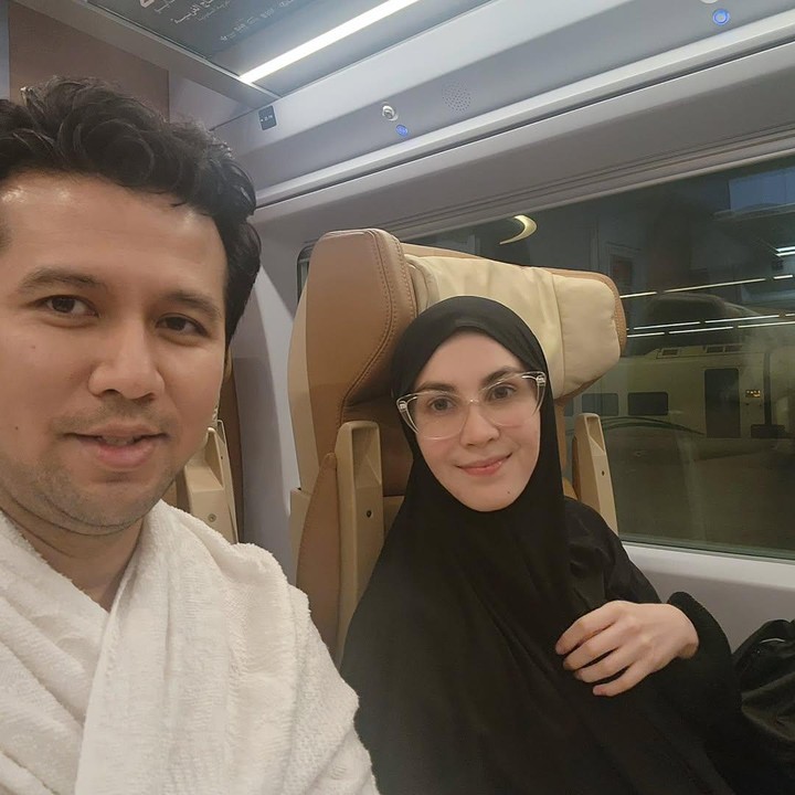 <p>"<em>Alhamdulillah</em> saya dan istri tercinta diizinkan oleh Allah SWT untuk kembali melakukan perjalanan umrah berkunjung ke Baitullah. Terima kasih untuk semua doa baik yang dipanjatkan untuk kami berdua. Mohon doanya agar ibadah ini bisa terlaksana dengan baik dan kami bisa kembali dengan kondisi sehat <em>walafiat</em>," tuturnya. (Foto: Instagram: @emildardak)</p>