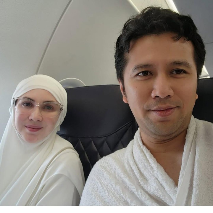 <p>Dalam sebuah unggahan, Emil membagikan potret bersama sang istri dengan mengenakan kain ihram. Sementara itu, Arumi tampil cantik dengan gamis serba putih. (Foto: Instagram: @emildardak)</p>