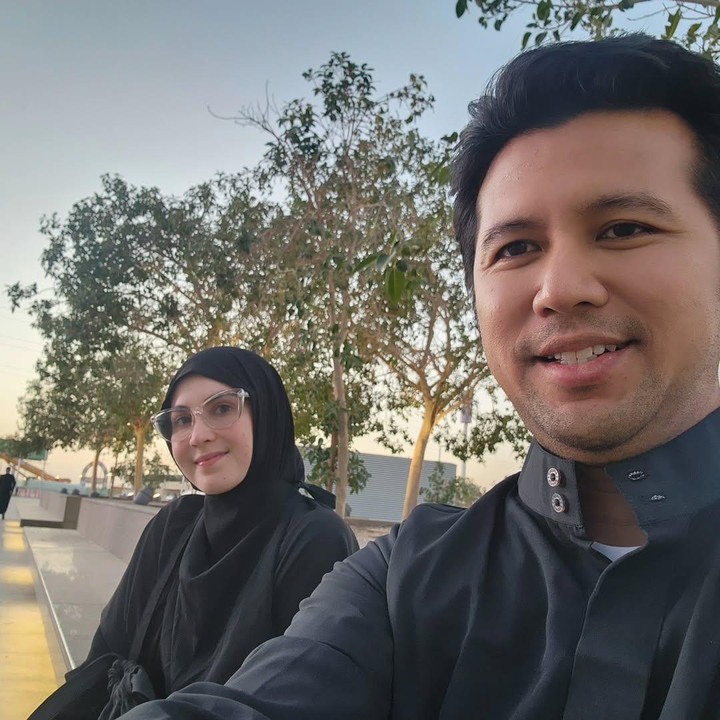 <p>"<em>Alhamdlillah</em>, <em>tabarakallah</em>. Selalu sehat, dipermudah dan diperlancar ibadahnya. <em>InsyaAllah</em> umrah mabruroh, aminn," ungkap seorang netizen. "Selamat menunaikan ibadah umrah, semoga diberi kelancaran, sehat, mabrur, dan selamat kembali ke Tanah Air," kata netizen lainnya. (Foto: Instagram: @emildardak)</p>
