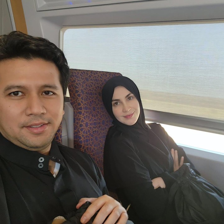 <p>Pada unggahan lainnya, terlihat Arumi dan Emil menaiki kereta Harmain Express ketika berada di Madinah, Bunda. Keduanya tampil kompak mengenakan pakaian serba hitam. (Foto: Instagram: @emildardak</p>