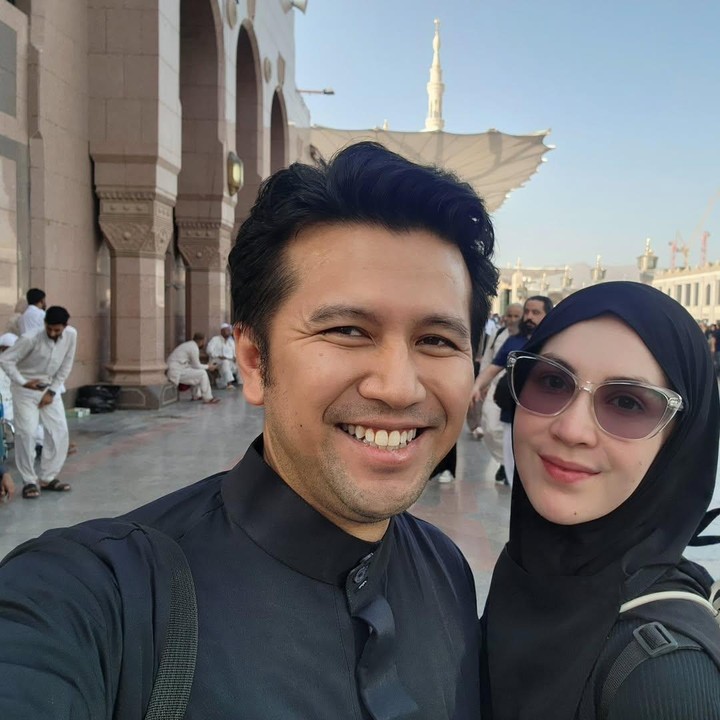 <p>Banyak netizen yang mendoakan agar Emil Dardak dan Arumi Bachsin bisa menjalankan ibadah dengan lancar, Bunda. Mereka pun mendoakan agar keduanya selalu diberi kesehatan. (Foto: Instagram: @emildardak)</p>