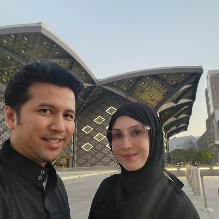 <p>Pasangan Arumi Bachsin dan Emil Dardak tengah menjalankan ibadah umrah, Bunda. Momen ini dibagikan langsung oleh Emil melalui laman Instagram-nya. (Foto: Instagram: @emildardak)</p>