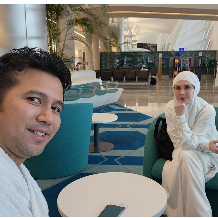 <p>Suami Arumi ini mengungkapkan rasa syukurnya karena kembali berkesempatan menjalankan ibadah Umrah. Ia juga memohon doa agar ibadahnya dan sang istri bisa berjalan dengan lancar. (Foto: Instagram: @emildardak)</p>