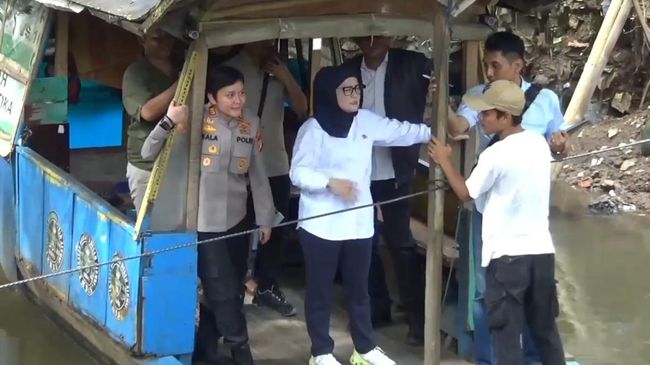 Didampingi Kapolsek Pesanggrahan, Astrid Kuya Tinjau Perahu Eretan