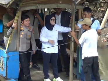 Didampingi Kapolsek Pesanggrahan, Astrid Kuya Tinjau Perahu Eretan