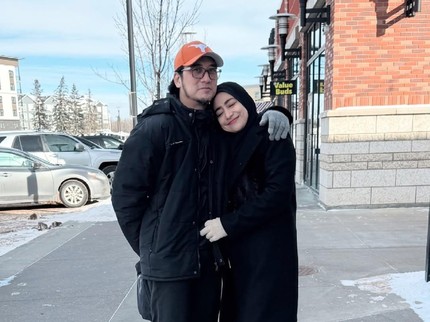 5 Potret Cindy Fatikasari Rayakan Kenaikan Jabatan Tengku Firmansyah di Kanada