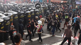 FOTO: Momen Bentrok Massa-Polisi saat Eksekusi Lahan di Makassar