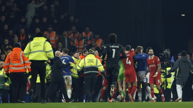 Kericuhan terjadi antara pemain Everton dan Liverpool usai wasit Michael Oliver meniup peluit panjang tanda berakhirnya pertandingan di Goodison Park.