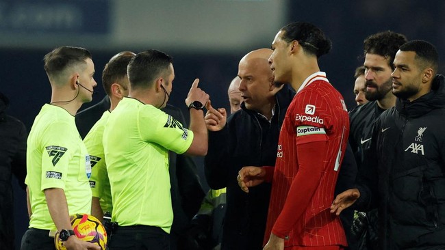 Pemain Liverpool Virgil van Dijk mengecam gelandang Everton, Abdoulaye Doucoure karena memprovokasi fans tim tamu.