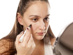 8 Tips Memilih Concealer Sesuai Undertone Kulit yang Tepat, Bye Abu-abu!