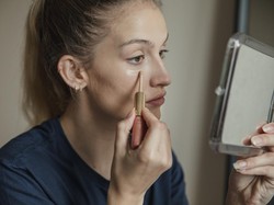 Apakah Warna Concealer Harus Lebih Terang dari Foundation?