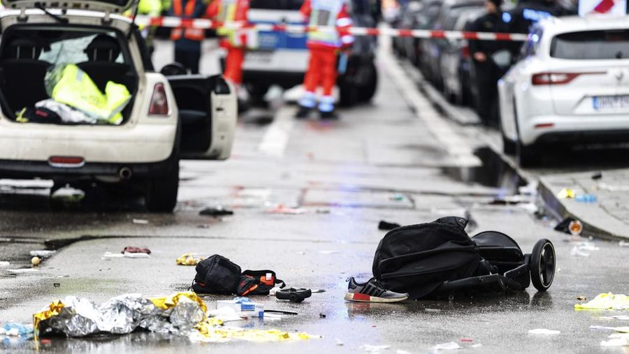 Lokasi kecelakaan usai seorang pengemudi menabrak sekelompok orang di Munich, Jerman, Kamis 13 Februari 2025. (Peter Kneffel/dpa via AP)
